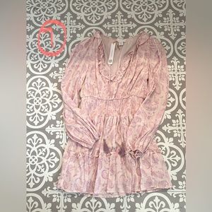 Mini dress. V-neck. “Bouncy” skirt, drapey top